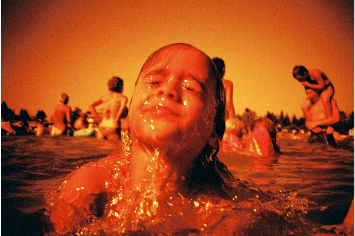 Lomography redscale sample image 35mm in the ocean
