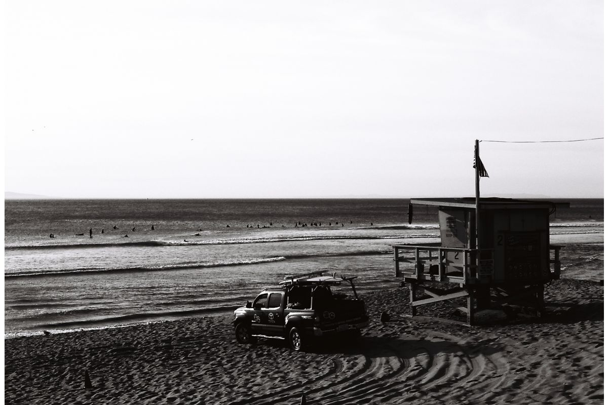 Lomography Fantome kino 35mm film black and white of a beach